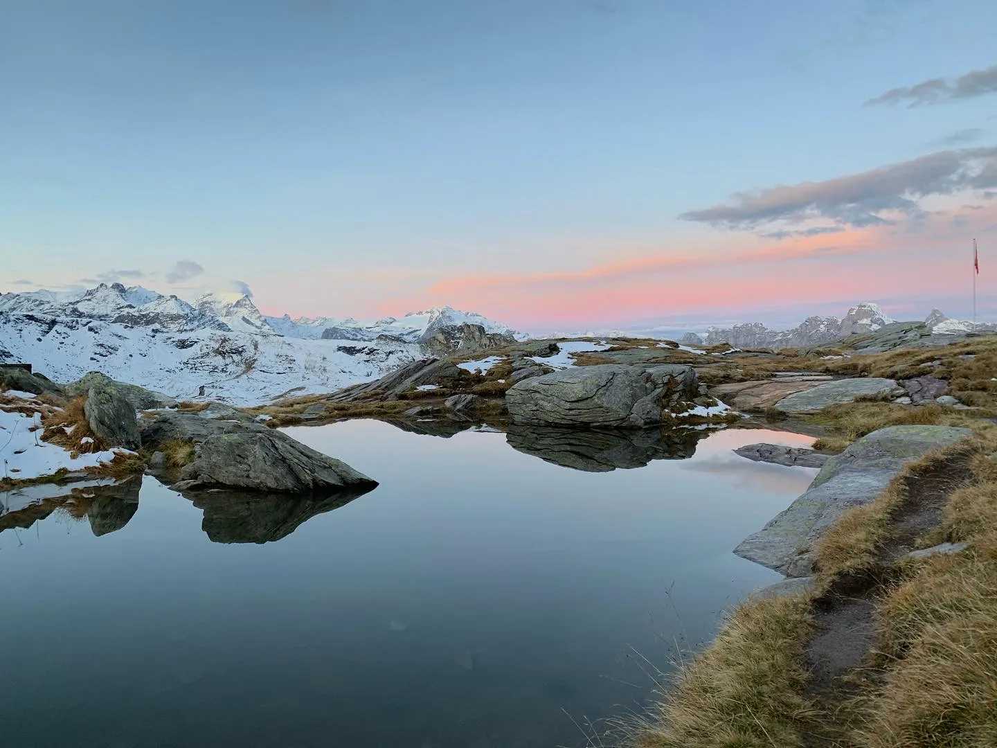 Schweizer Berglandschaft bei Sonnenuntergang